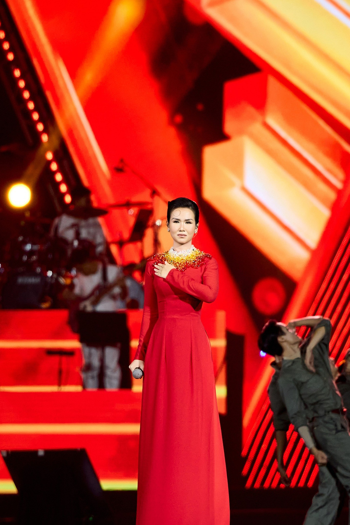 Ca sĩ Võ Hạ Trâm xúc động nhớ lại giây phút được đứng trên sân khấu tại SVĐ Quốc gia Mỹ Đình. Ảnh: FB Võ Hạ Trâm