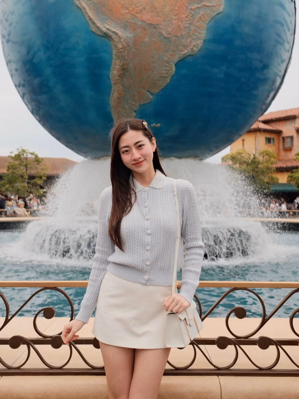 Lương Thùy Linh "xả" ảnh trong chuyến du lịch đến Tokyo DisneySea. Ảnh: FB Lương Thùy Linh