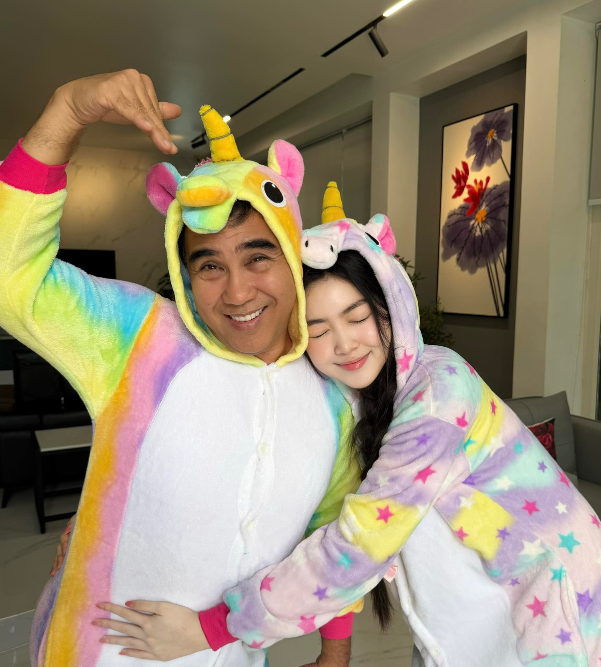 Nghệ sĩ Quyền Linh mặc trang phục unicorn tạo dáng nhí nhố bên con gái Lọ Lem. Ảnh: FB Mai Thảo Linh