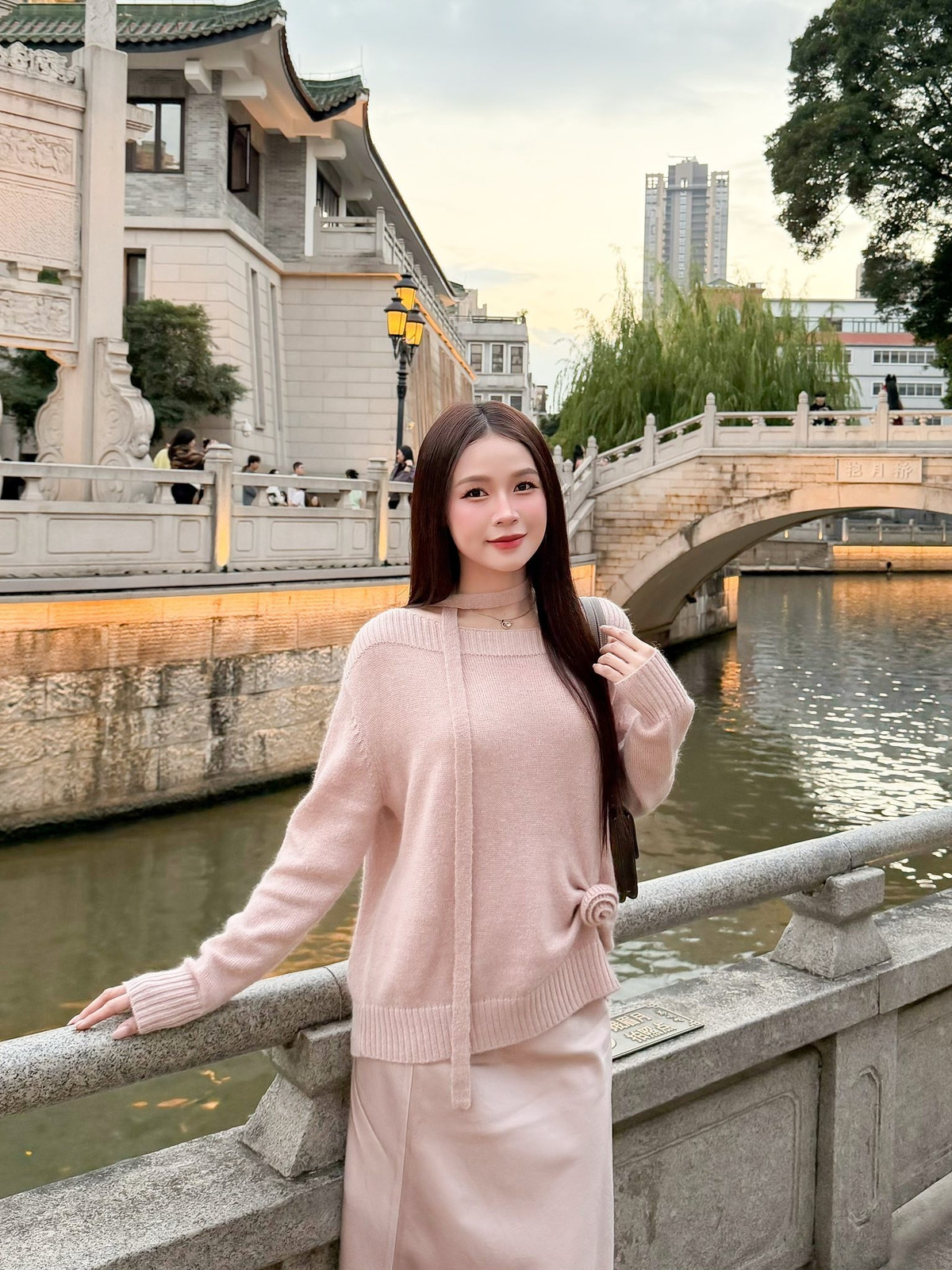 Diễn viên Sam xinh đẹp nhẹ nhàng khi đi du lịch. Ảnh: FB Sam