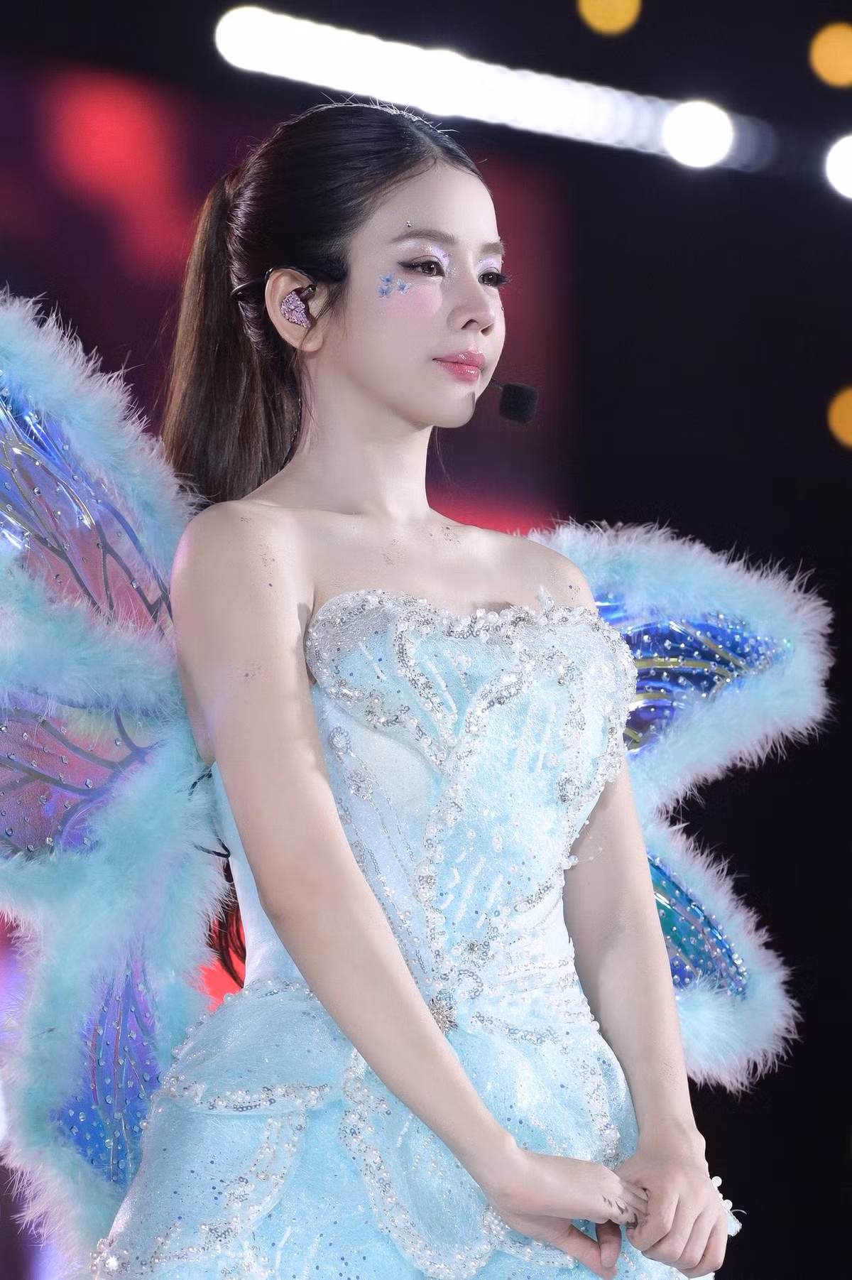 DJ Mie hoá thiên thần với đôi cánh trên sân khấu. Ảnh: FB DJ Mie