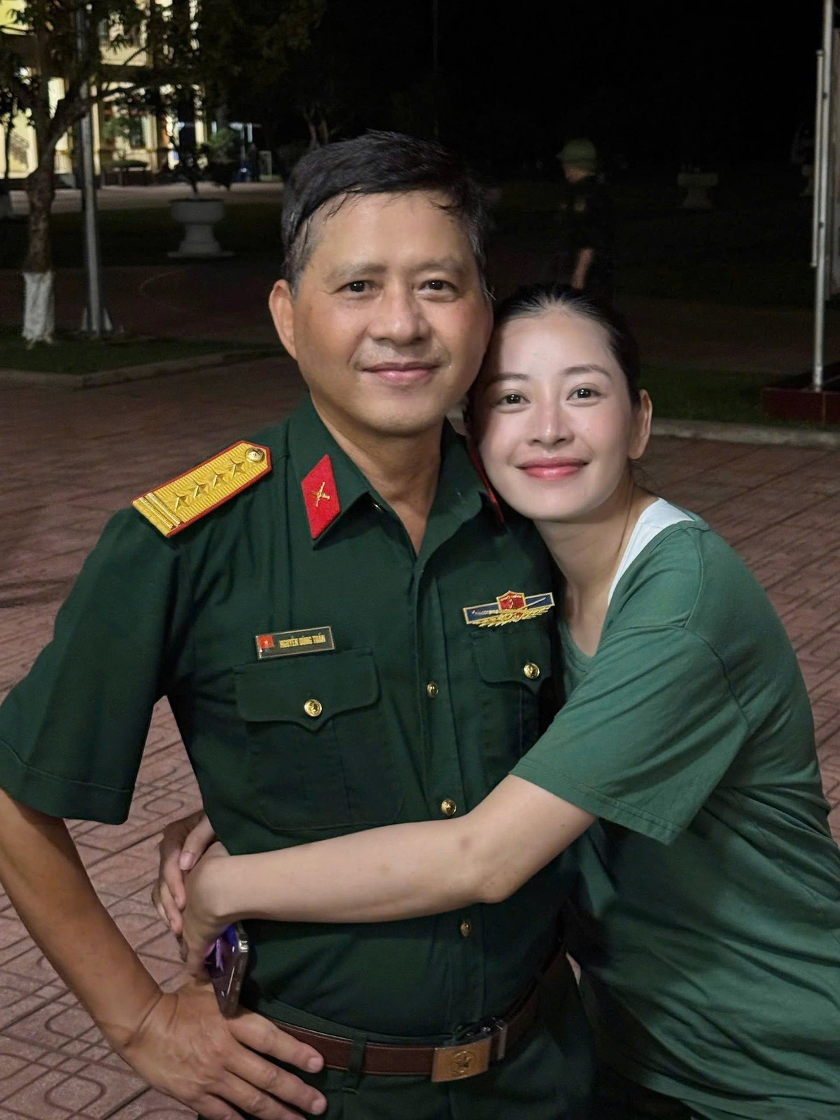 Tại "Sao nhập ngũ", ca sĩ Chi Pu xúc động bật khóc khi bố - Đại tá Nguyễn Dũng Tuấn - bất ngờ ghé thăm đơn vị. Ảnh: FB Chi Pu