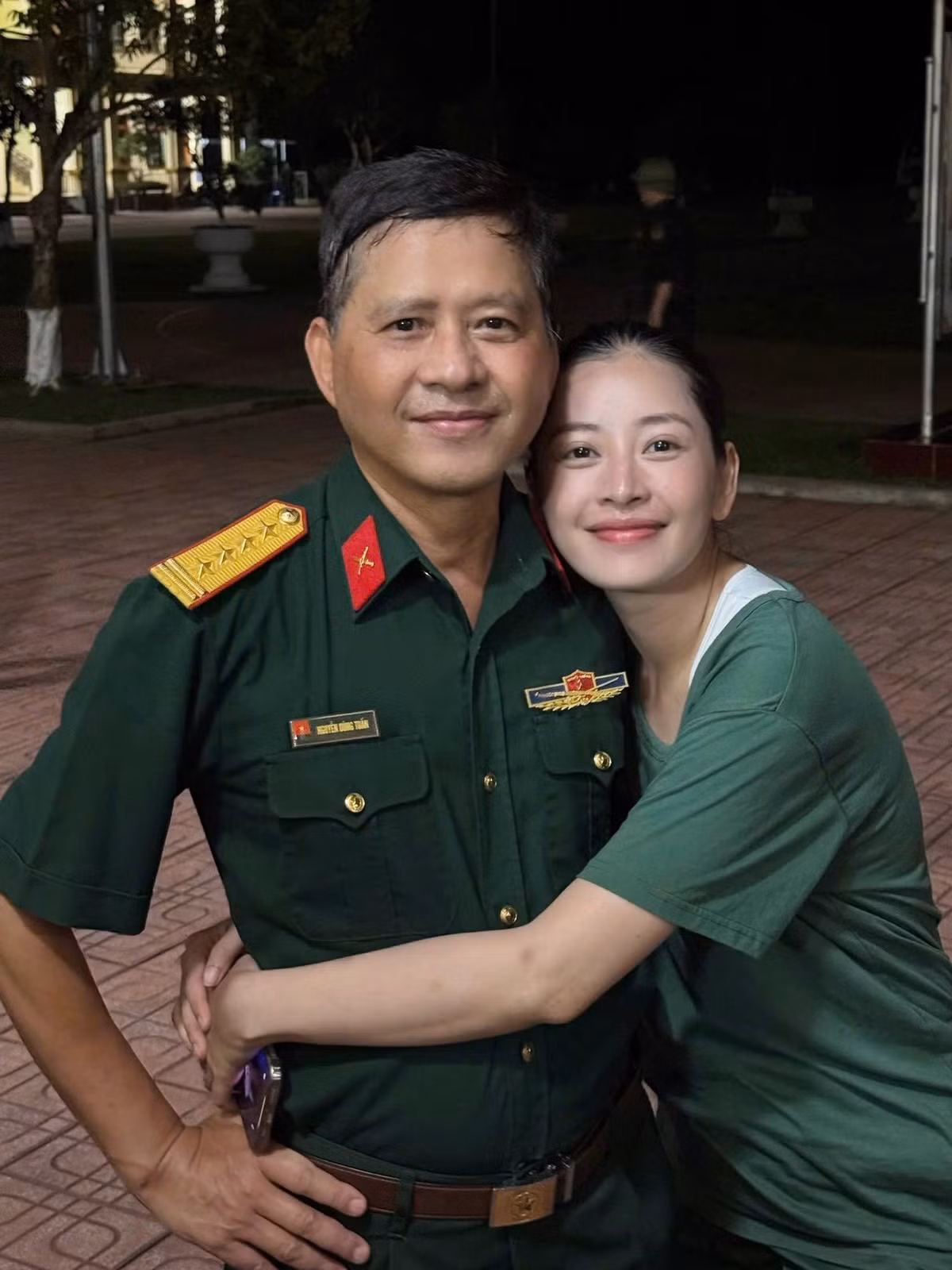 Tại "Sao nhập ngũ", ca sĩ Chi Pu xúc động bật khóc khi bố - Đại tá Nguyễn Dũng Tuấn - bất ngờ ghé thăm đơn vị. Ảnh: FB Chi Pu