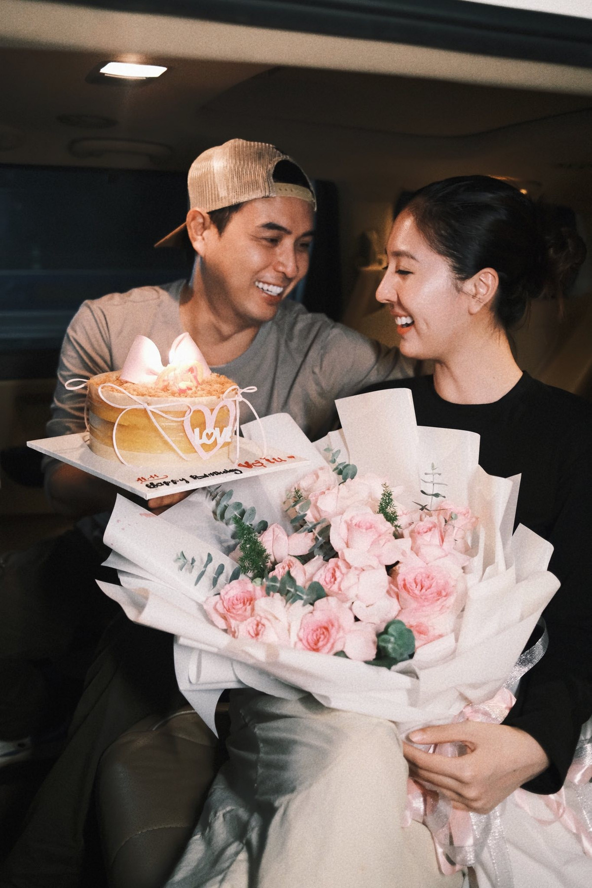 Ca sĩ Hồ Quang Hiếu dành bất ngờ nhân dịp sinh nhật bà xã Tuệ Như. Ảnh: FB Tuệ Như