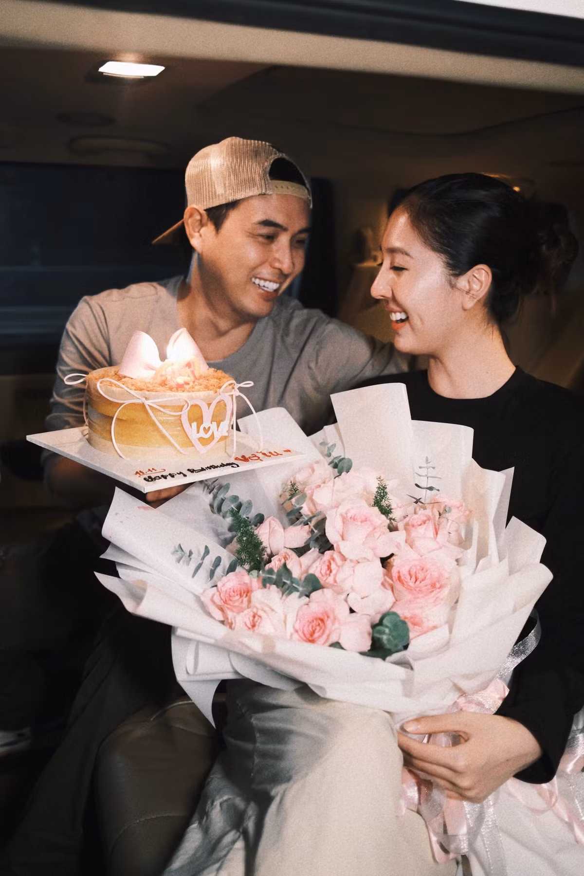 Ca sĩ Hồ Quang Hiếu dành bất ngờ nhân dịp sinh nhật bà xã Tuệ Như. Ảnh: FB Tuệ Như