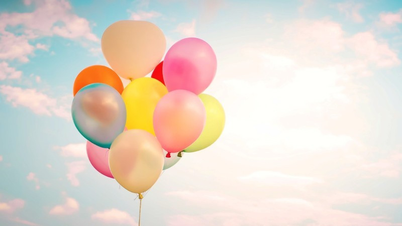 Ngoài ra, bóng bay tạo tĩnh điện cũng là mẹo đơn giản đáng thử. Khi thổi phồng bóng bay và chà xát lên sofa, tĩnh điện sinh ra sẽ hút các sợi lông đang mắc kẹt sâu trong vải. Cách này đặc biệt hữu ích với những khu vực khó tiếp cận như khe ghế hay góc tựa lưng.