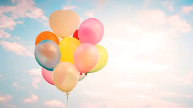 Ngoài ra, bóng bay tạo tĩnh điện cũng là mẹo đơn giản đáng thử. Khi thổi phồng bóng bay và chà xát lên sofa, tĩnh điện sinh ra sẽ hút các sợi lông đang mắc kẹt sâu trong vải. Cách này đặc biệt hữu ích với những khu vực khó tiếp cận như khe ghế hay góc tựa lưng.