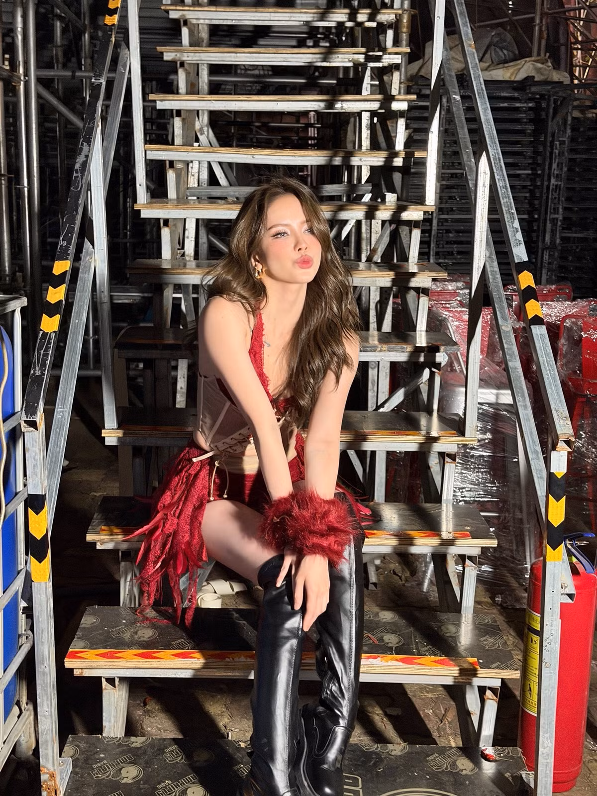 So với hình ảnh mái tóc ngang ngây thơ, an toàn trước đây, nữ ca sĩ giờ đây hướng đến phong cách trưởng thành hơn.