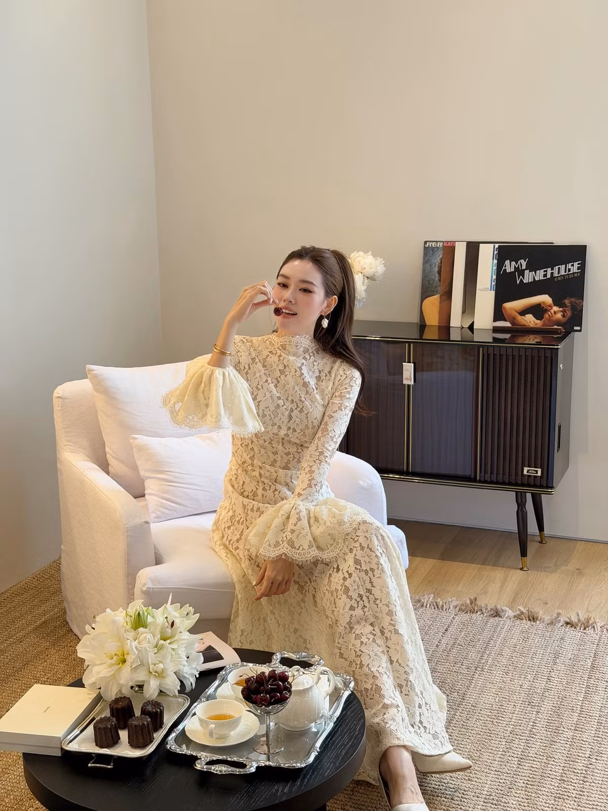 Nguyễn Tường San – nàng Á hậu được yêu mến từ cuộc thi Hoa hậu Thế giới Việt Nam 2019 từ lâu đã ghi dấu trong lòng khán giả nhờ vẻ đẹp thanh tú, trong trẻo và nhẹ nhàng.