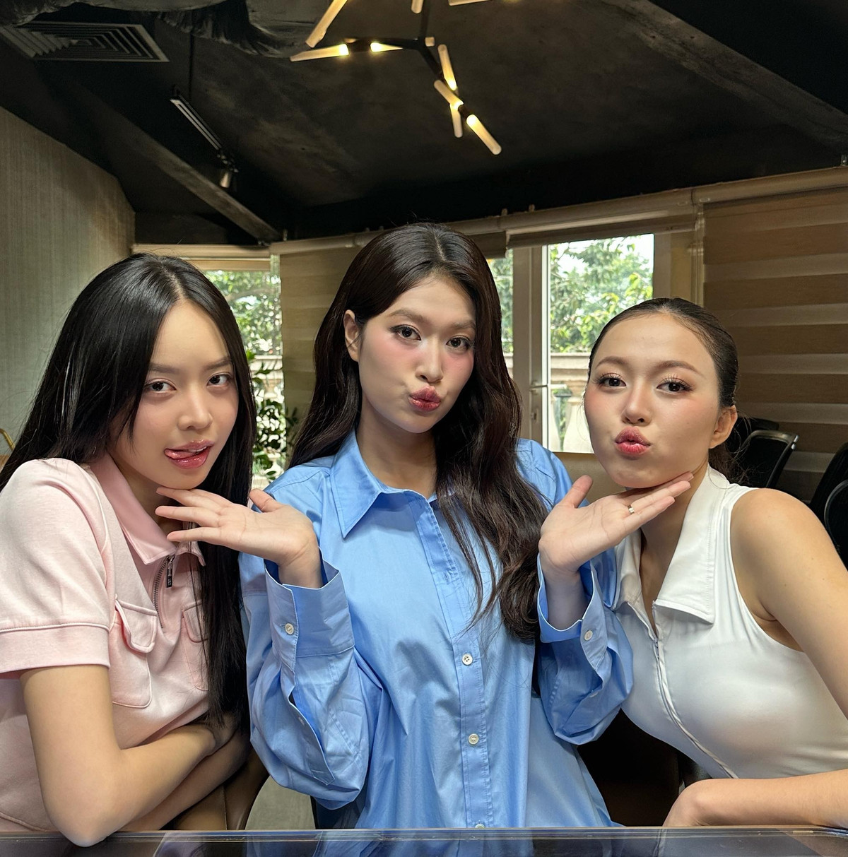 Thiên Ân chung khung hình với Thanh Thuỷ và Kiều Duy. Cả 3 người đẹp đều có biểu cảm đáng yêu khi chụp ảnh chung. Ảnh: FB Đoàn Thiên Ân