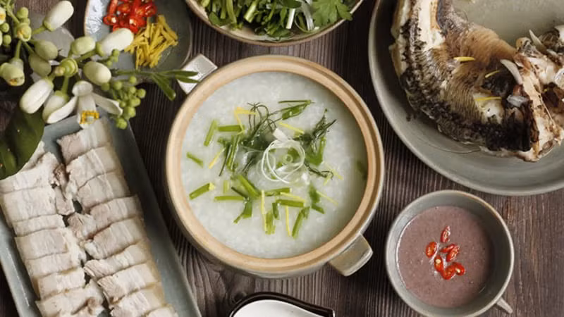 Nhắc đến ẩm thực Trà Cổ, nhiều người không khỏi thắc mắc cháo ám là gì mà lại mang cái tên độc lạ, khó hiểu đến vậy. Thực chất, đây là món cháo hải sản truyền thống nổi tiếng với cách nấu tỉ mỉ, chú trọng từng công đoạn để tạo nên hương vị ngọt thanh đặc trưng, khác biệt hoàn toàn so với các loại cháo quen thuộc.