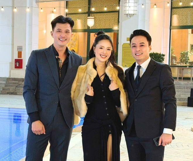 Hồng Diễm cùng Hồng Đăng và Hà Việt Dũng đã có dịp hội ngộ trong đám cưới của diễn viên Kiều My. Trên trang cá nhân, Hồng Diễm đăng tải loạt ảnh chụp chung với hai mỹ nam đình đám ngay lập tức nhận được “bão” tương tác từ khán giả.