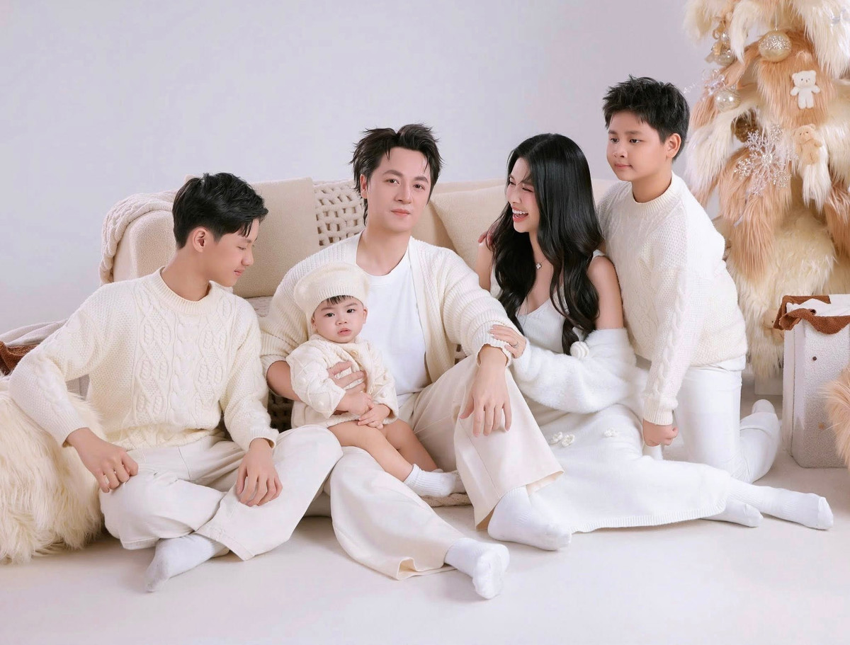 Sau hơn một thập kỷ gắn bó, tổ ấm của Đăng Khôi – Thủy Anh ngày càng trọn vẹn với ba cậu con trai kháu khỉnh: Đăng Khang, Đăng Anh và bé út Anh Tài (biệt danh Kai), chào đời vào cuối năm 2023.