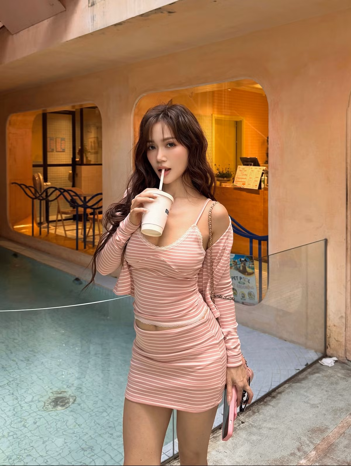 Người hâm mộ không ngớt xuýt xoa trước vóc dáng "chuẩn không cần chỉnh" và nhan sắc "lão hóa ngược" của Sĩ Thanh.