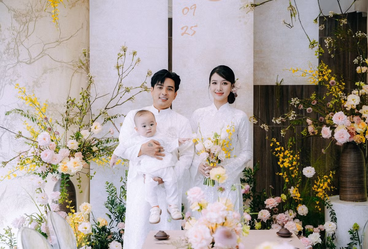 Hôn lễ của Hồ Quang Hiếu và Tuệ Như được tổ chức ngày 19.9 tại TP.HCM với khoảng 80 khách mời thân thiết. Trước đó, cặp đôi đã làm lễ đính hôn ở Cà Mau – quê nhà cô dâu, và đăng ký kết hôn từ năm 2023.