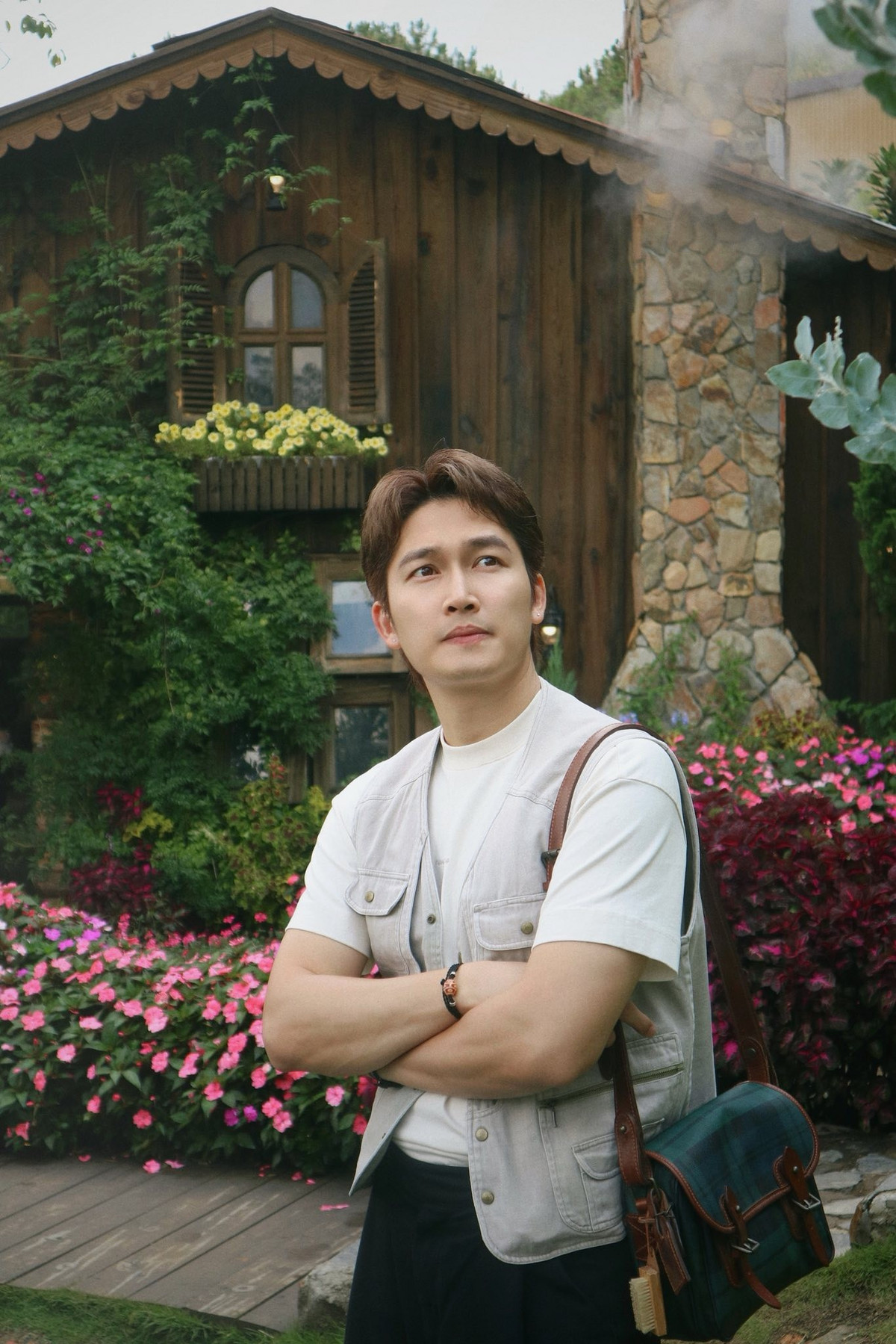 Đình Tú chia sẻ hài hước: "Ngoại hình không quan trọng. Vậy mà cô ấy chọn tôi?". Ảnh: FB Nguyễn Đình Tú