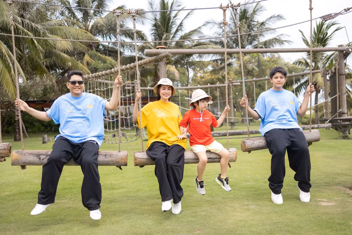 Gia đình Thanh Thúy - Đức Thịnh mặc đồ sặc sỡ trong chuyến nghỉ dưỡng. Ảnh: FB Thanh Thúy - Đức Thịnh