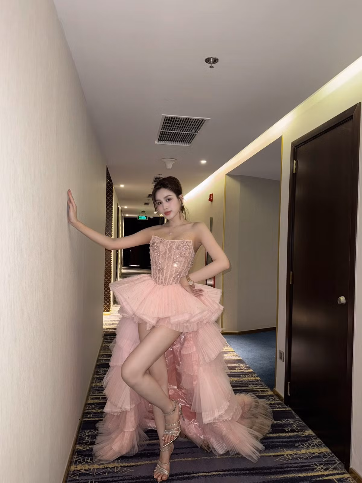 Điểm nhấn của trang phục chính là phần tà váy phía trước được cắt siêu ngắn, tạo hiệu ứng thị giác tối đa giúp người đẹp khoe trọn đôi chân dài miên man. Ảnh: FB Đỗ Thị Hà