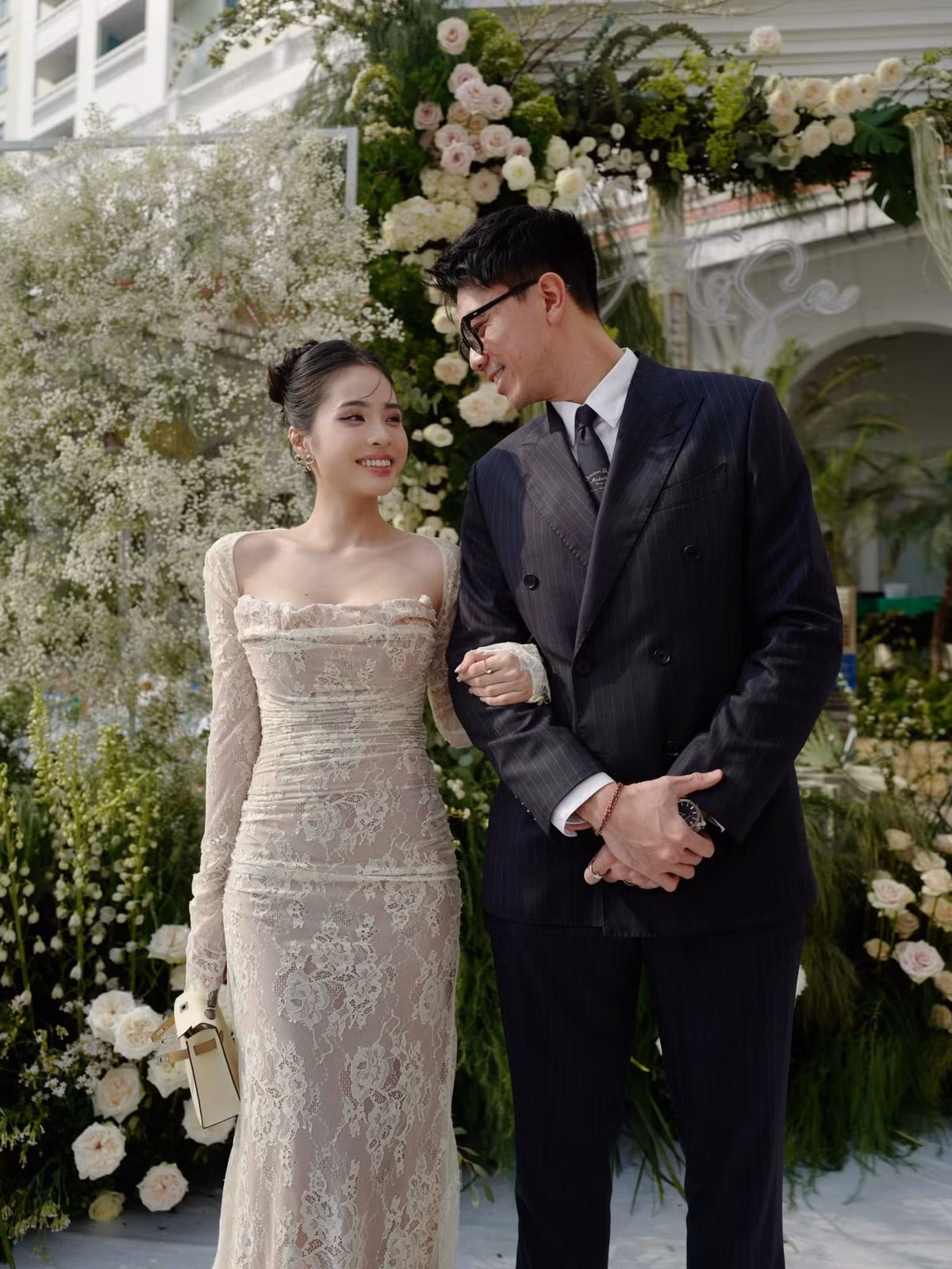 Sau hơn một thập kỷ, tình yêu của cô và ông xã Văn Quỳnh vẫn vẹn nguyên như thuở ban đầu, khiến công chúng không khỏi ngưỡng mộ và chúc phúc.