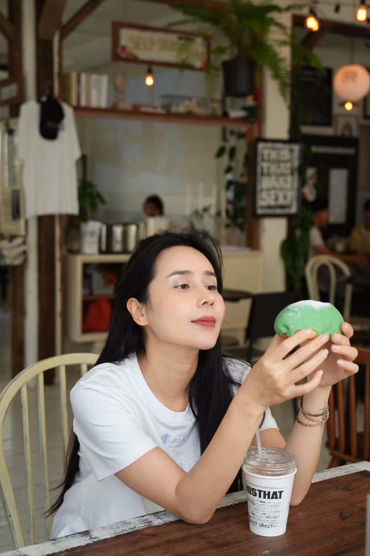 Đến năm 2016, Lưu Hương Giang lần đầu thừa nhận chuyện "dao kéo" để gương mặt hoàn hảo hơn gồm: tiêm mũi, cấy mỡ tự thân và chỉnh răng.