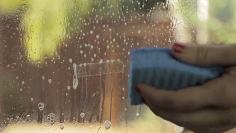 Vết băng dính decal sau khi bóc thường để lại lớp keo dính khó chịu, bám chặt trên kính, nhựa, kim loại hay thậm chí là gỗ.