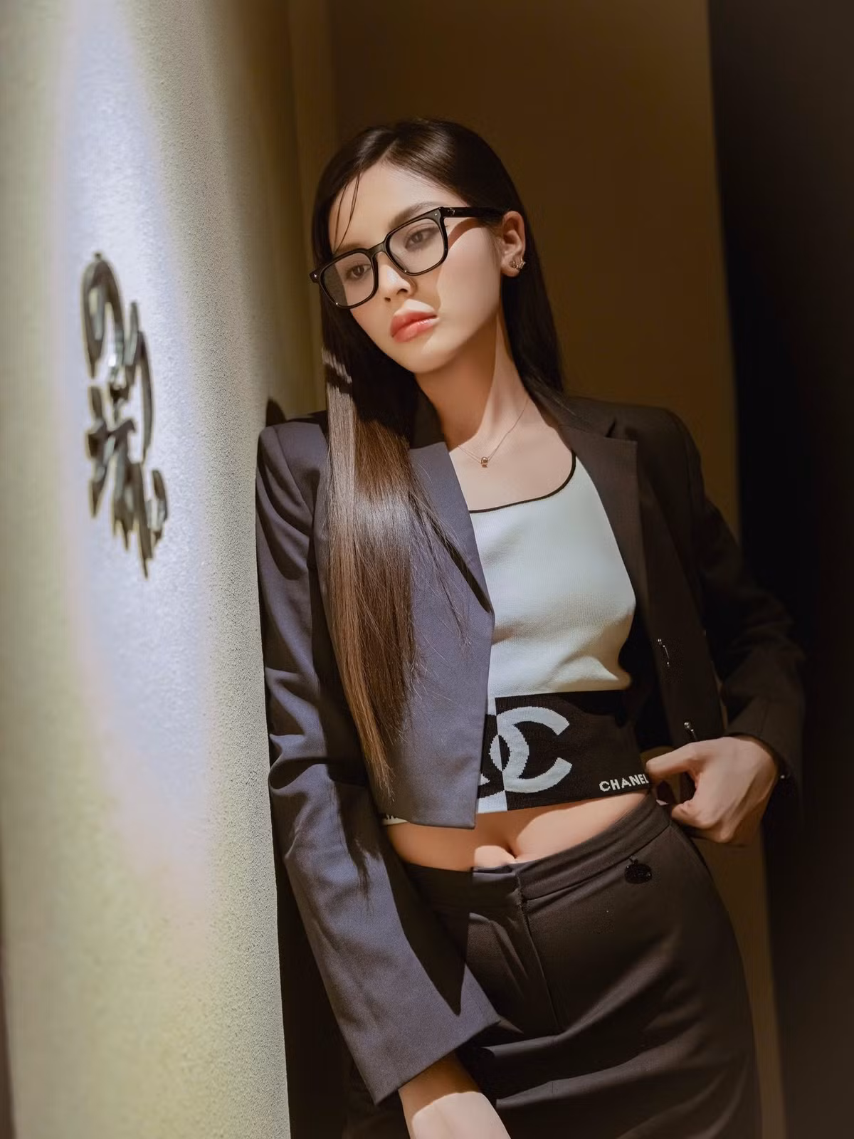 Những đường nét ấy khi kết hợp với phong cách thời trang tối giản mà sắc lạnh lại càng tôn lên vẻ đẹp hiện đại và quyền lực của cô.