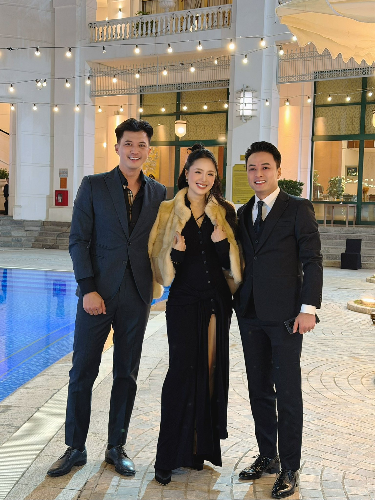 Hồng Diễm chụp ảnh cùng hai đồng nghiệp là Hồng Đăng và Hà Việt Dũng. Ảnh: FB Nguyen Hong Diem