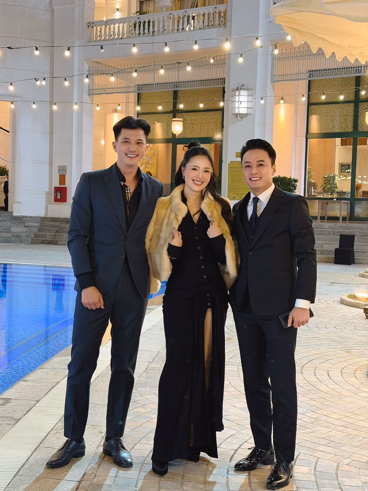 Hồng Diễm chụp ảnh cùng hai đồng nghiệp là Hồng Đăng và Hà Việt Dũng. Ảnh: FB Nguyen Hong Diem