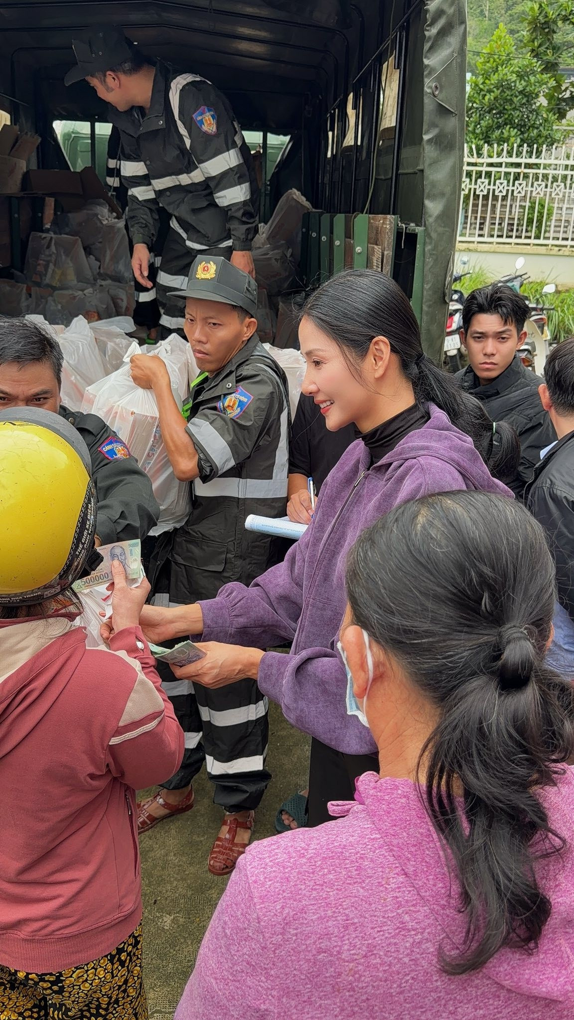 Hoàng Thùy đến Khánh Hòa hỗ trợ người dân vùng lũ. Ảnh: FB Hoang Thuy