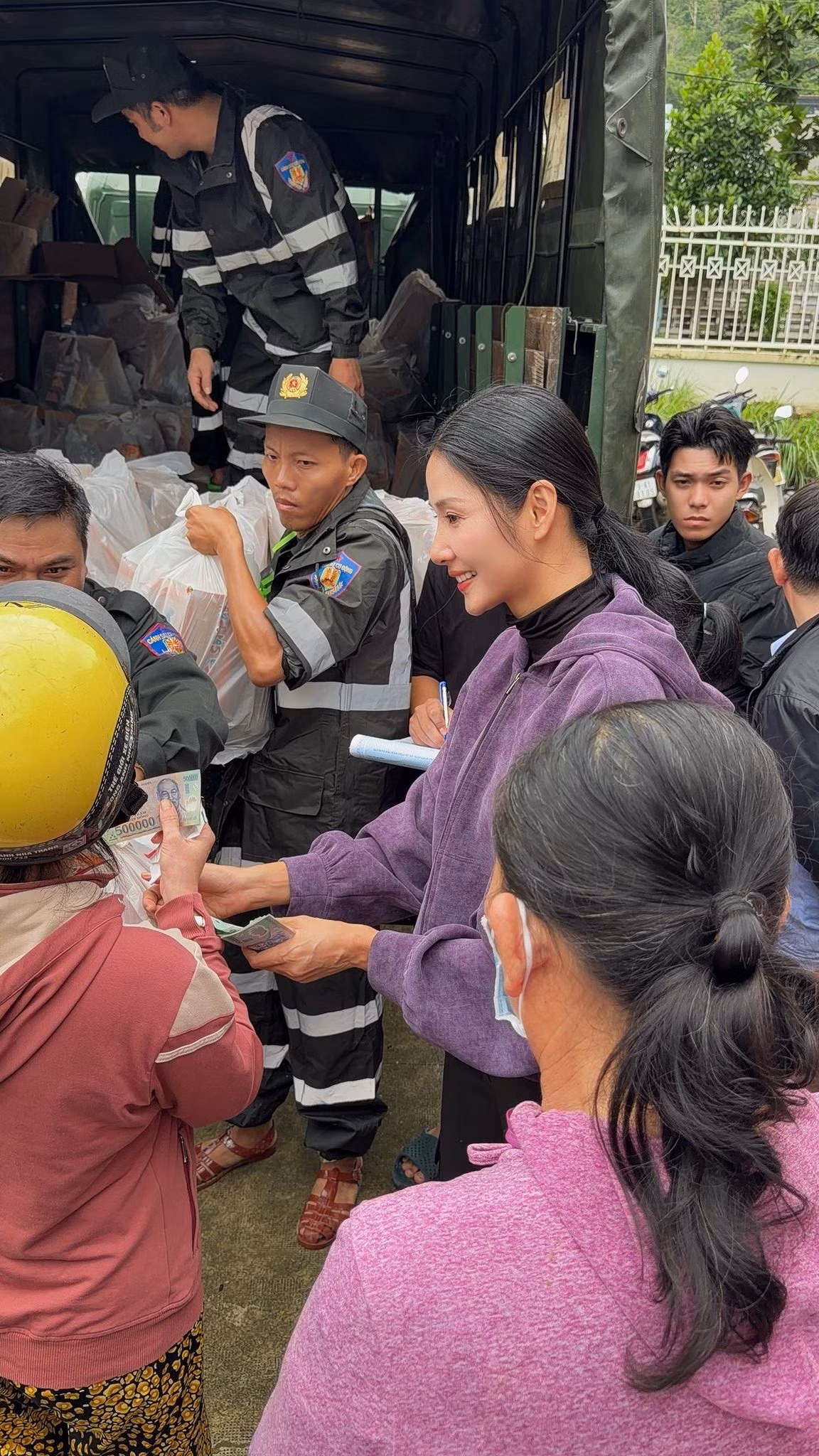 Hoàng Thùy đến Khánh Hòa hỗ trợ người dân vùng lũ. Ảnh: FB Hoang Thuy