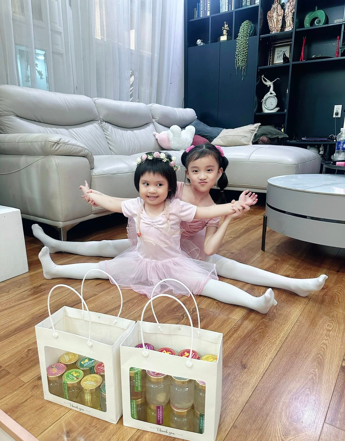 Ca sĩ Vy Oanh cho biết hai con gái đều thích ballet, mới tập đã thể hiện năng khiếu và bắt nhịp rất nhanh. Ảnh: FB Nguyễn Vy Oanh