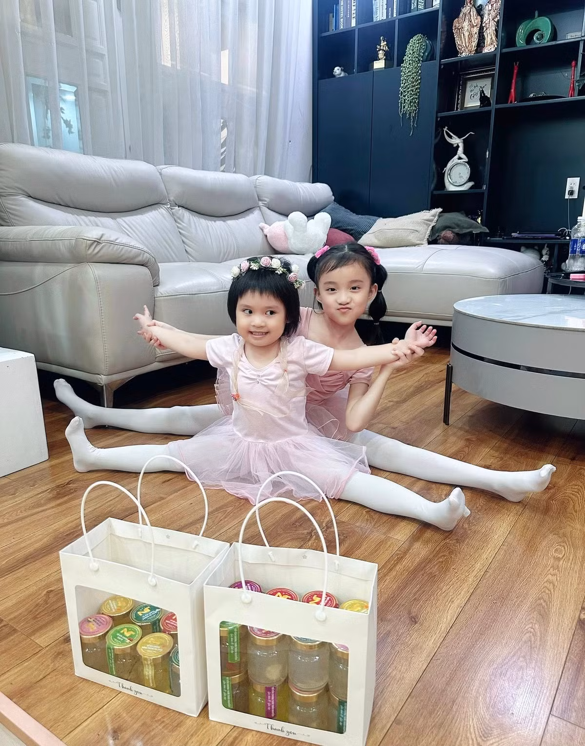 Ca sĩ Vy Oanh cho biết hai con gái đều thích ballet, mới tập đã thể hiện năng khiếu và bắt nhịp rất nhanh. Ảnh: FB Nguyễn Vy Oanh