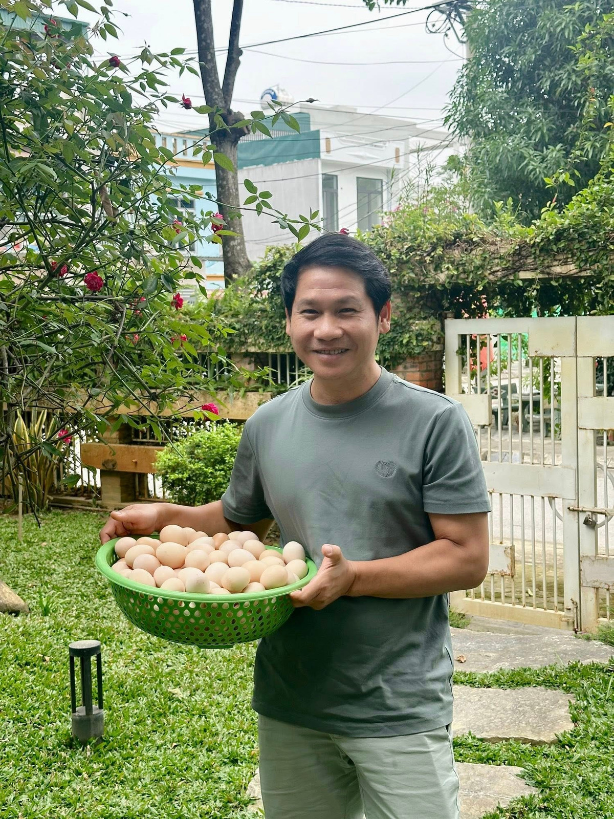 Ca sĩ Trọng Tấn khoe khoảnh khắc làm "nông dân". Ảnh: FB Ca sĩ Trọng Tấn