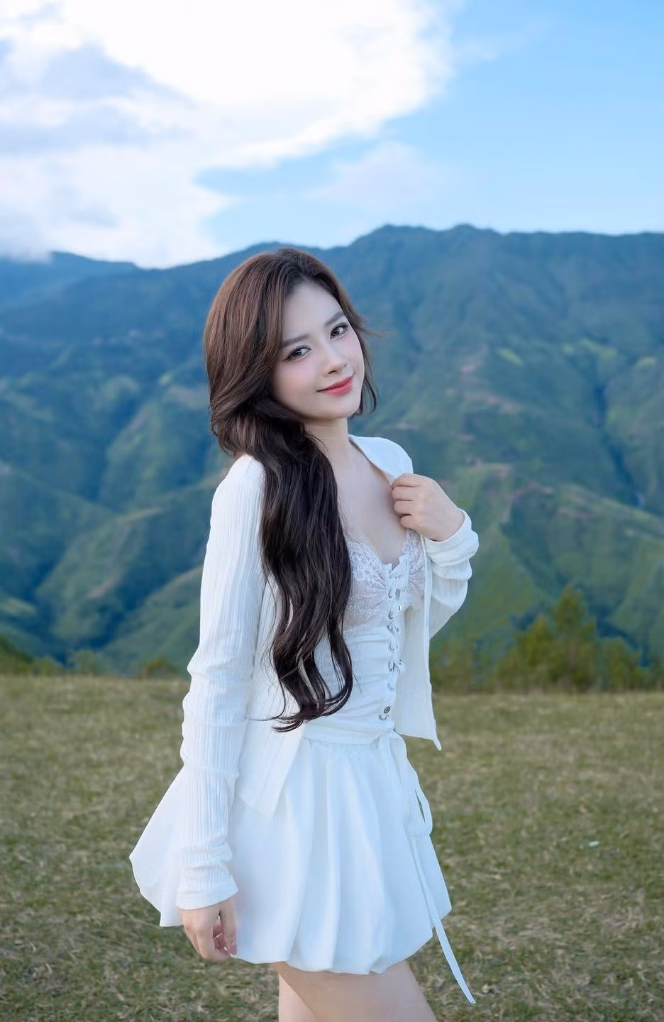 Trong loạt hình ảnh được chia sẻ mới đây, Dương Hoàng Yến chọn diện váy trắng đơn giản nhưng đầy tinh tế khi dạo chơi ở vùng cao.