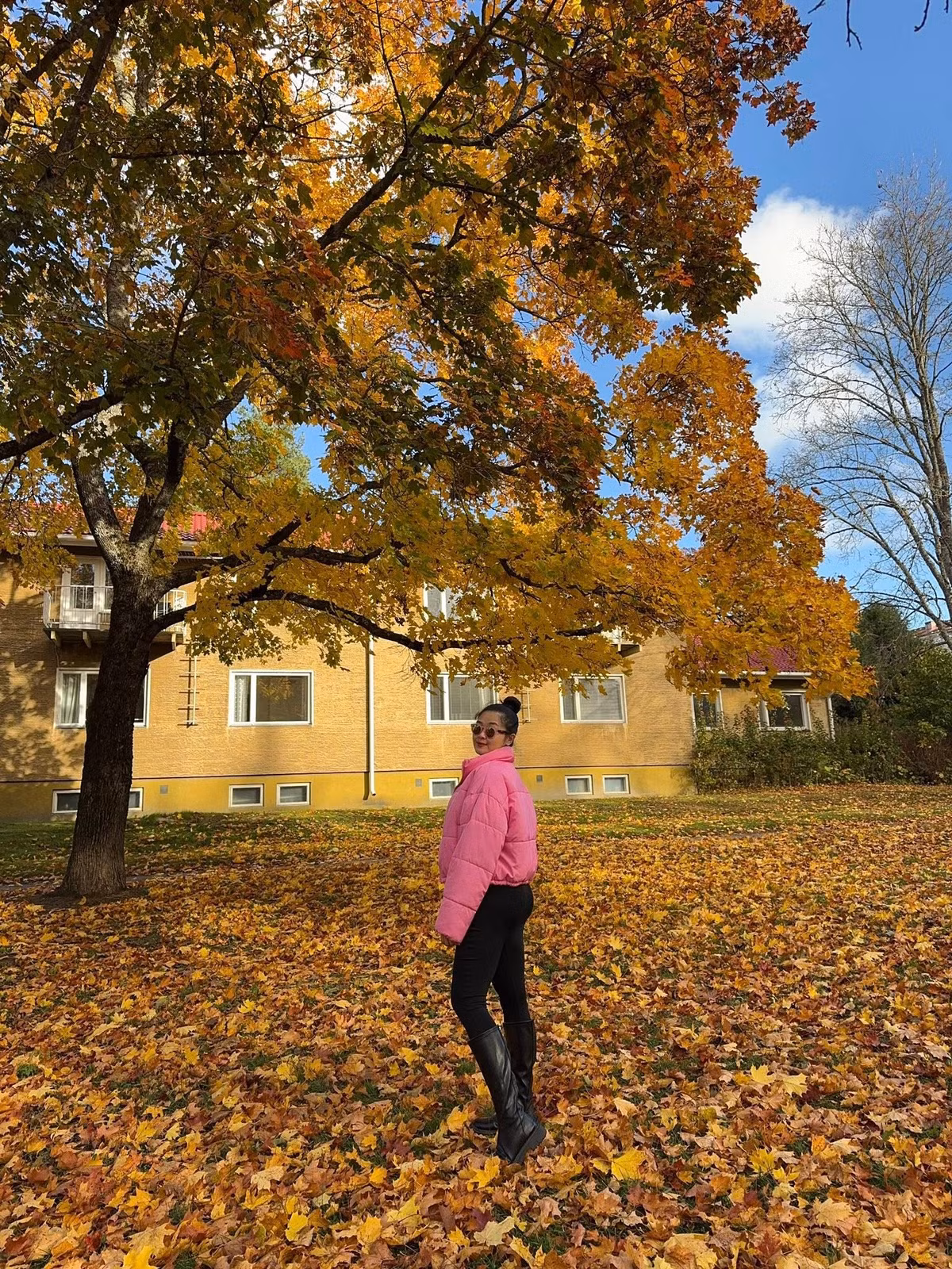 Trong loạt ảnh được chia sẻ, Mạc Anh Thư gây ấn tượng bởi nhan sắc mặn mà, thần thái dịu dàng và vóc dáng gọn gàng dù đã bước sang tuổi 39.