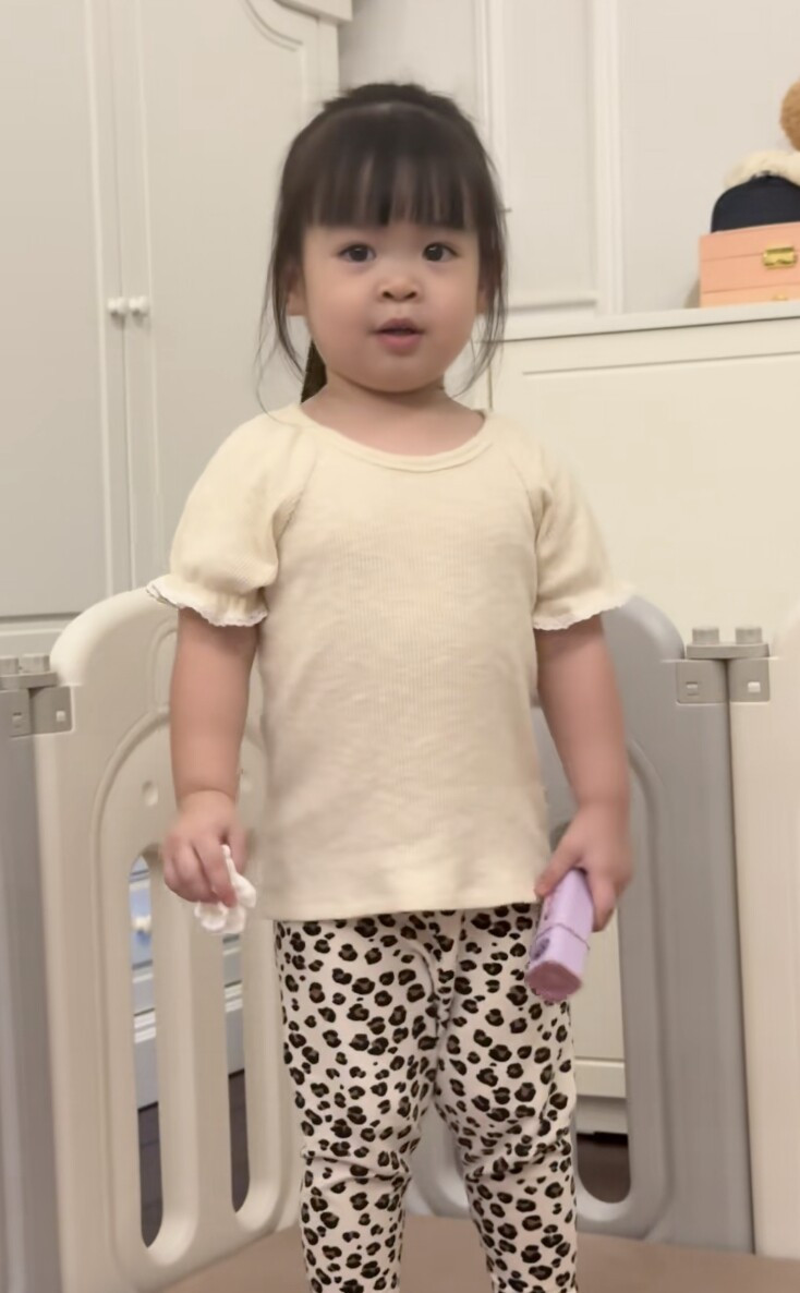 Ở độ tuổi lên 2, Titi không chỉ có gương mặt xinh như búp bê mà còn cao ráo, đáng yêu, toát lên khí chất “tiểu thư hào môn” đúng chuẩn con gái nhà người ta.