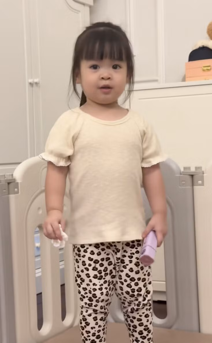 Ở độ tuổi lên 2, Titi không chỉ có gương mặt xinh như búp bê mà còn cao ráo, đáng yêu, toát lên khí chất “tiểu thư hào môn” đúng chuẩn con gái nhà người ta.