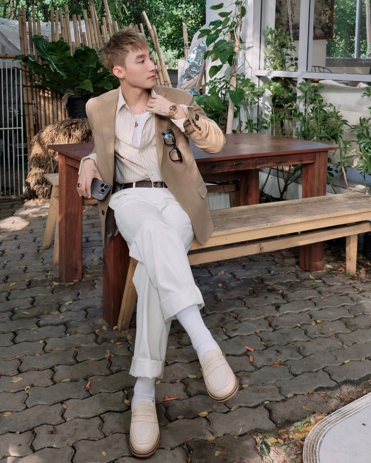 Ca sĩ Sơn Tùng M-TP phối trang phục lịch thiệp với gam trung tính chủ đạo. Ảnh: FB M-TP