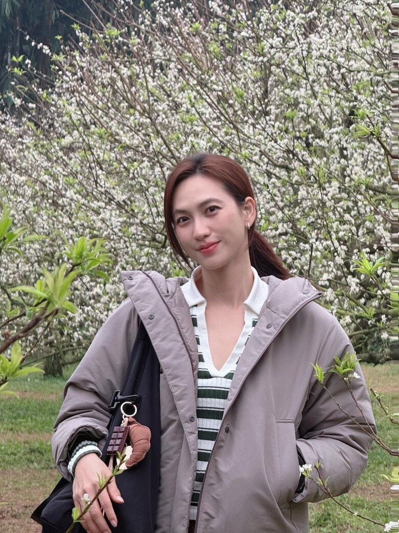 Không son phấn cầu kỳ, cô vẫn nổi bật với gương mặt mộc sáng khỏe, làn da mịn màng gần như không lộ khuyết điểm. Mỗi khoảnh khắc đời thường, dù qua camera thường, đều đủ khiến cộng đồng mạng trầm trồ.