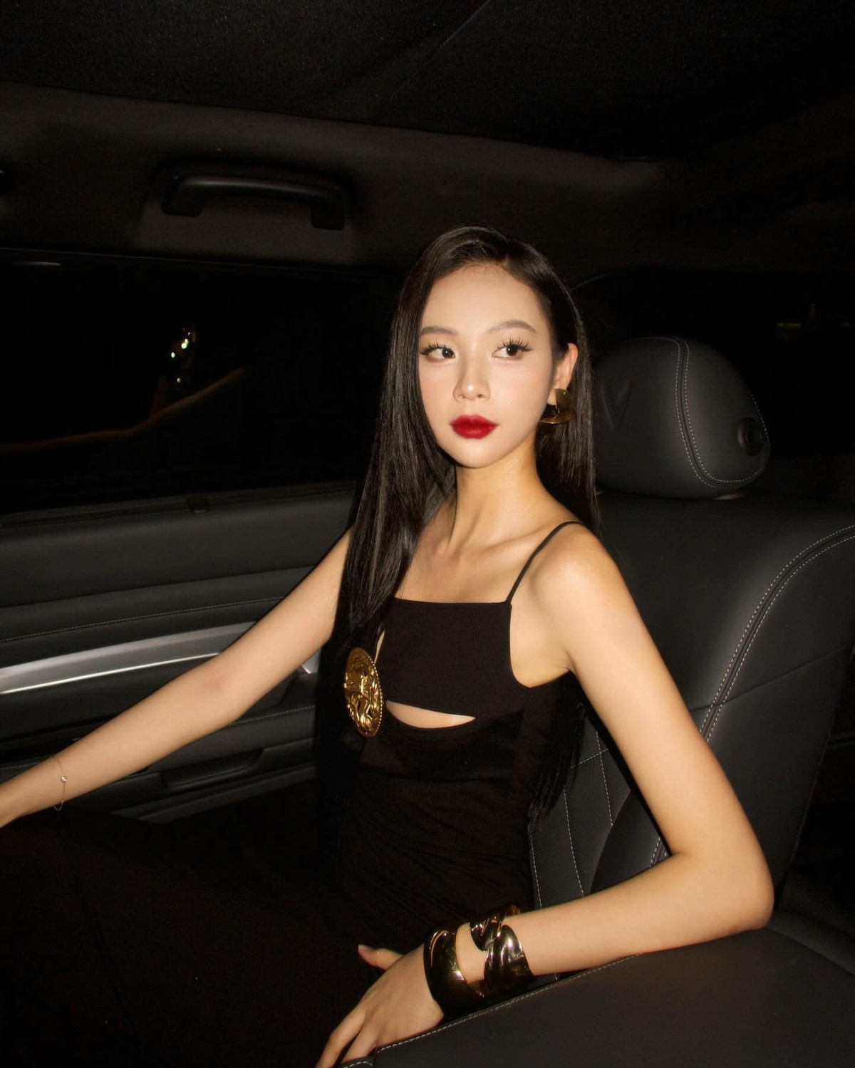 Cô ưu tiên những chất liệu xuyên thấu, có đường cắt xẻ nhẹ nhàng, khoe khéo vòng eo thon và làn da mịn màng. Ảnh: FB Phí Phương Anh