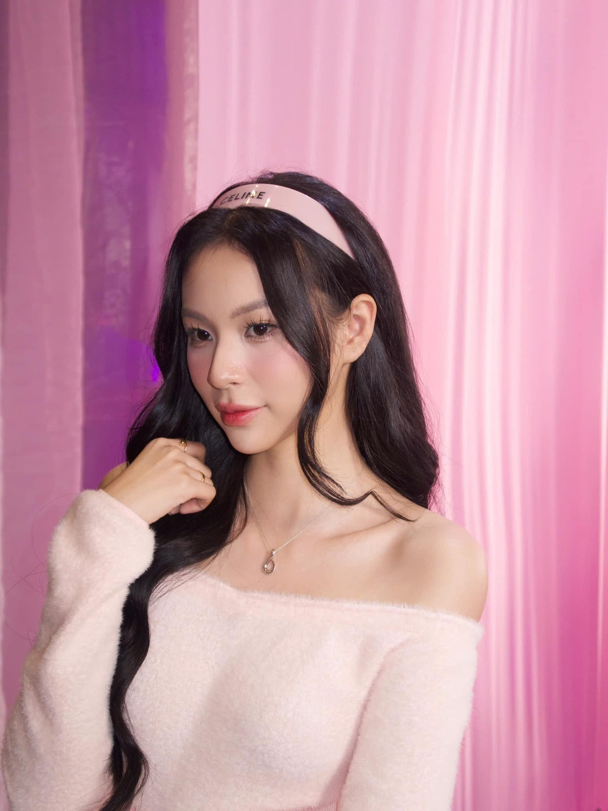 Ngoài đời thường, Phí Phương Anh vẫn giữ phong độ thời trang ấn tượng với phong cách trẻ trung, năng động. Ảnh: FB Phí Phương Anh