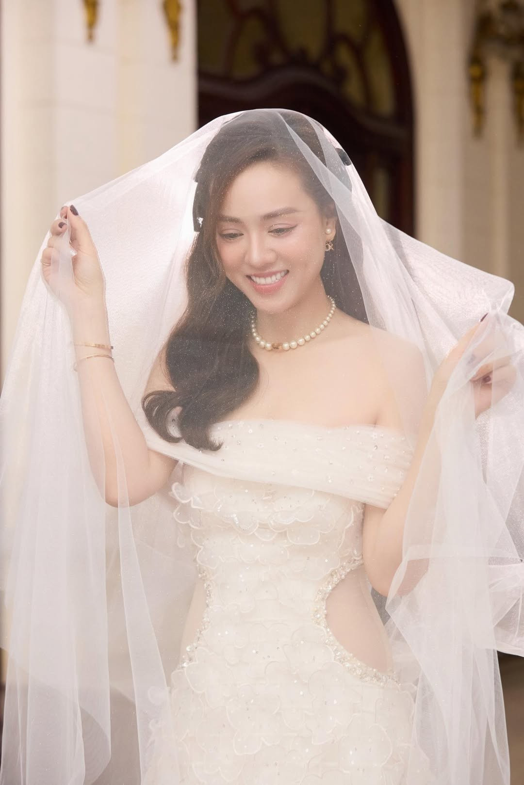 Vợ NSND Công Lý bất ngờ diện váy cưới. Ảnh: FB Ngọc Hà Lê