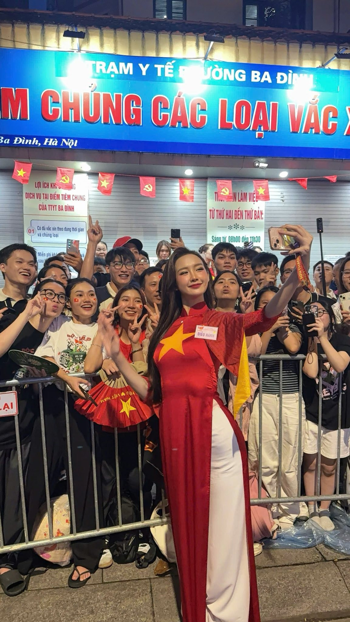 Hoa hậu Bảo Ngọc chụp ảnh cùng người hâm mộ trước giờ diễn ra lễ diễu binh, diễu hành A80. Ảnh: FB Lê Nguyễn Bảo Ngọc