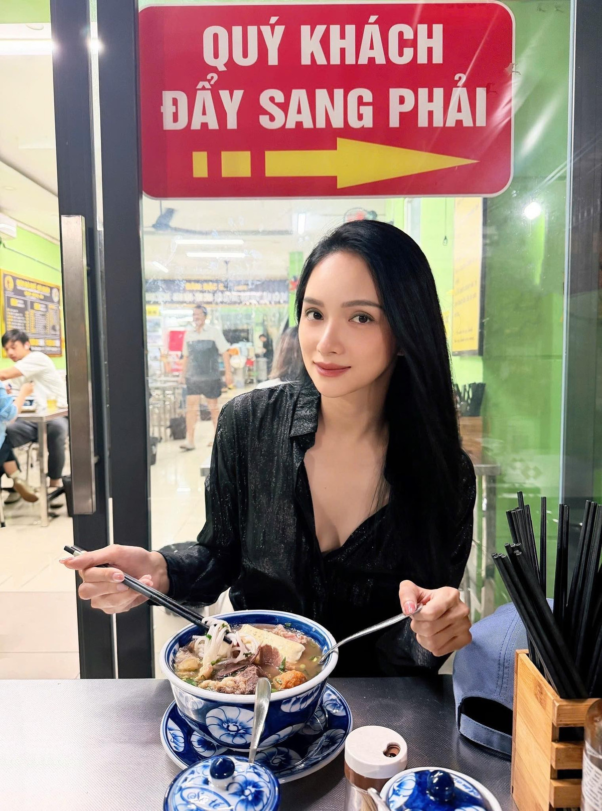 Hoa hậu Hương Giang thưởng thức bún bò Huế sau chuyến trao quà từ thiện cho đồng bào miền Trung. Ảnh: FB Nguyễn Hương Giang