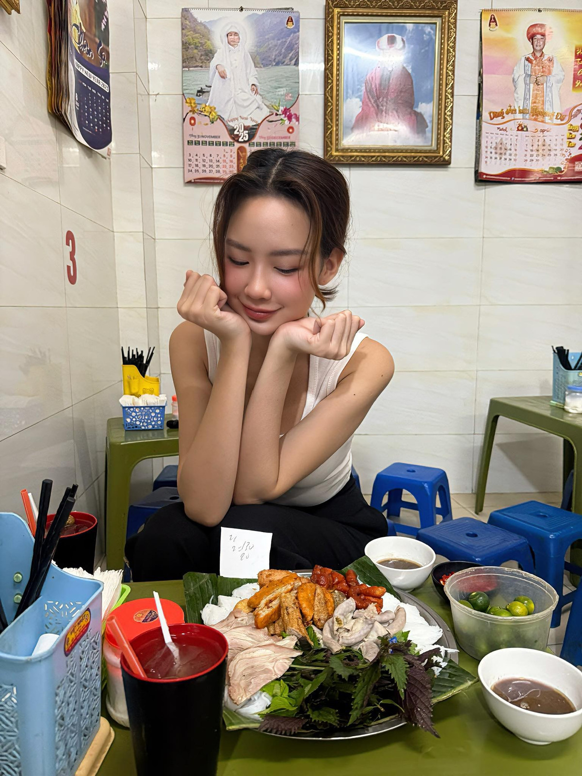 Bảo Ngọc thích thú khi được ăn bún đậu mắm tôm ở Hà Nội. Ảnh: FB Lê Nguyễn Bảo Ngọc