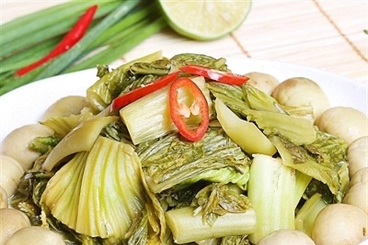 Các món dưa muối, cà muối thường được ăn kèm để tăng hương vị. Tuy nhiên, đây lại là những thực phẩm chứa lượng muối rất cao do quá trình lên men và bảo quản.