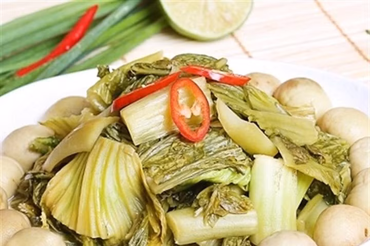 Các món dưa muối, cà muối thường được ăn kèm để tăng hương vị. Tuy nhiên, đây lại là những thực phẩm chứa lượng muối rất cao do quá trình lên men và bảo quản.