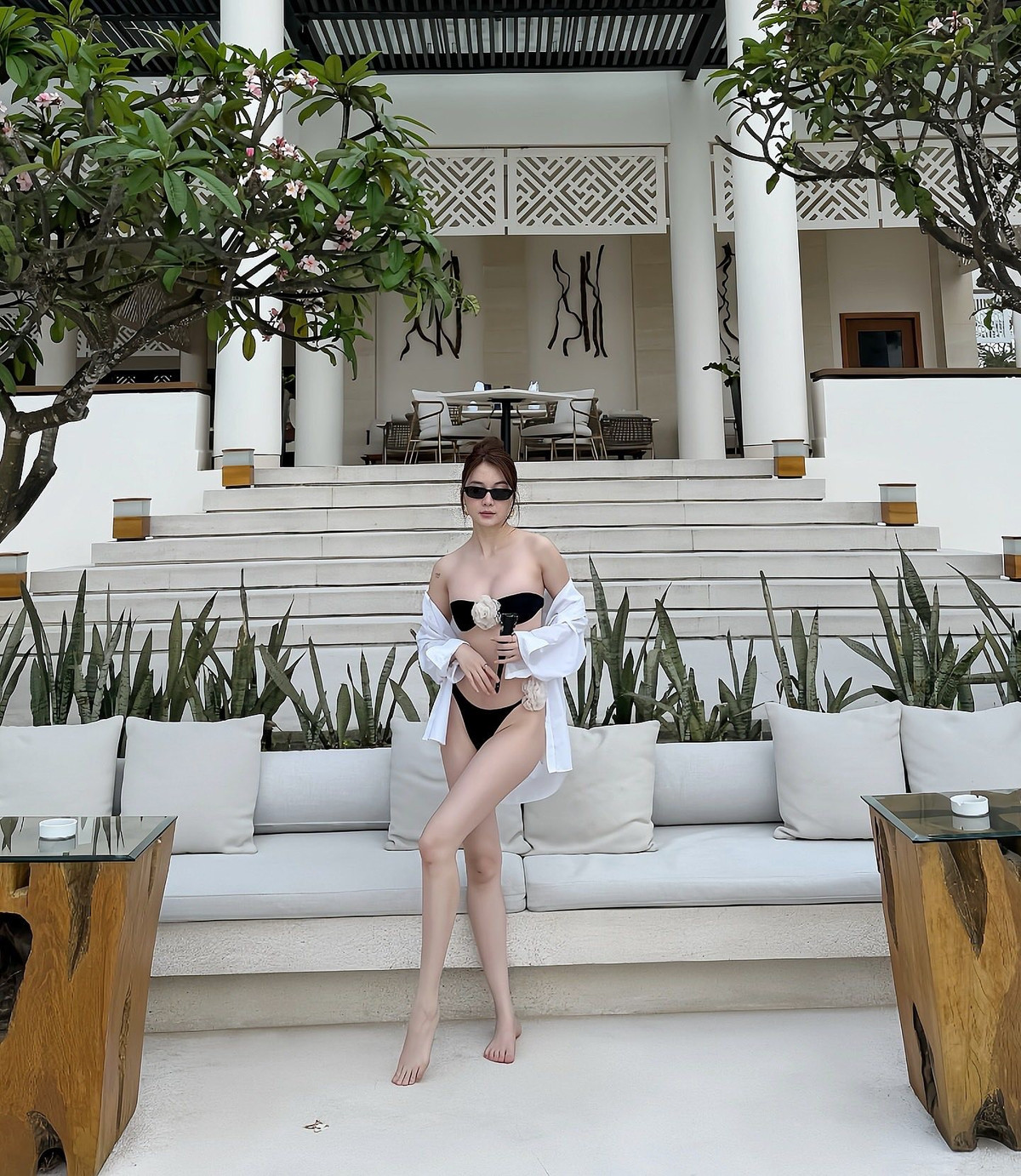 Ca sĩ Thiều Bảo Trang diện bikini 2 mảnh siêu nhỏ, màu đen, nổi bật với chi tiết bông hoa trắng trước ngực. Ảnh: FB Thiều Bảo Trang