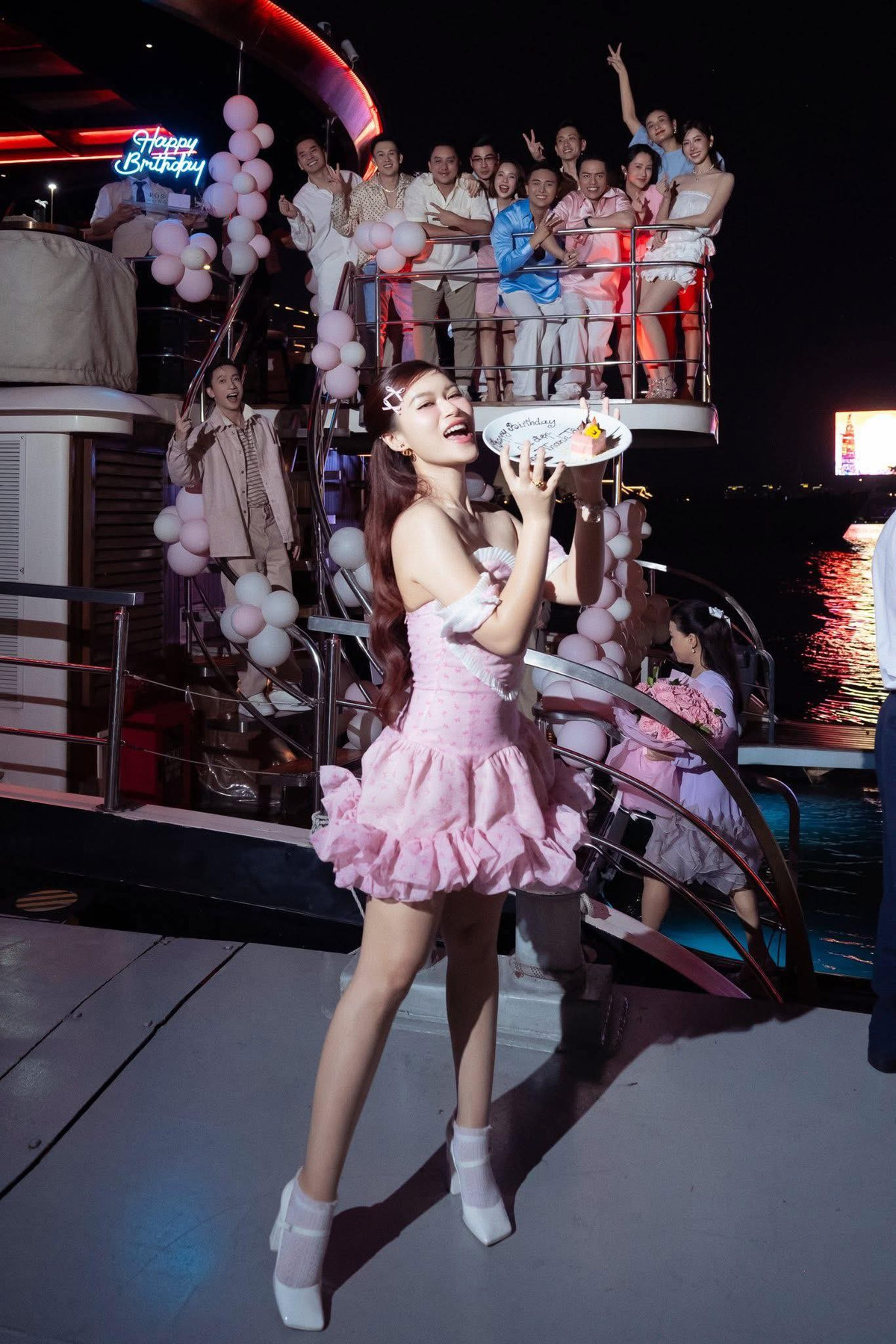 Ngọc Thanh Tâm đón sinh nhật tưng bừng bên dàn đồng nghiệp hùng hậu, thân thiết. Ảnh: FB Ngọc Thanh Tâm