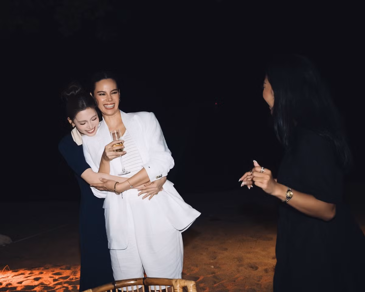 Sự tự tin, thân thiện và gần gũi của Tiểu Vy cũng là một điểm cộng lớn. Cô thể hiện phong thái chuyên nghiệp của một Hoa hậu và để lại ấn tượng tốt đẹp trong mắt bạn bè quốc tế.